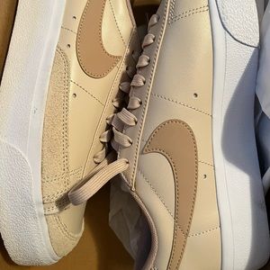 Women nike blazer low platform shoes sz 8.5